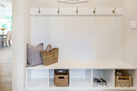 Weiße Sitzbank mit Fächern und Kleiderhaken